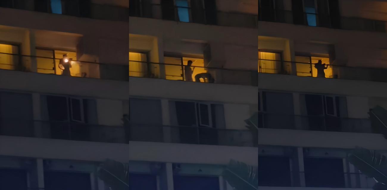 饥渴狗男女阳台偷欢为追求刺激打开手电筒引人观看，无比享受万众瞩目的感受